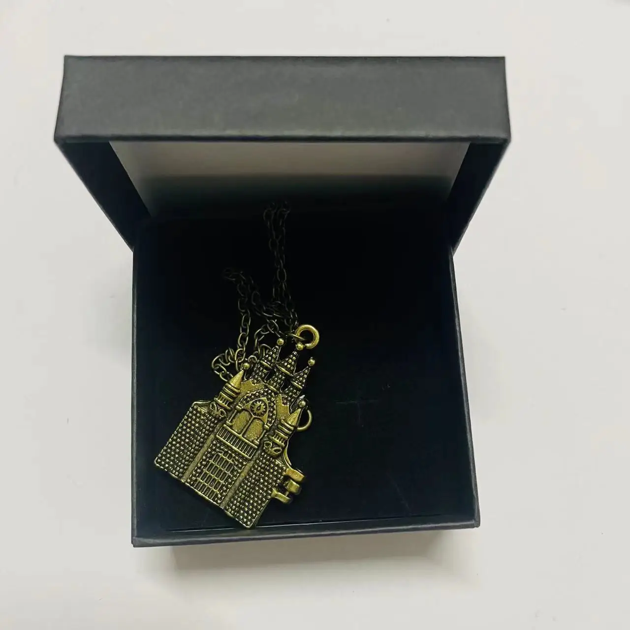Starożytny Naszyjnik z Zawieszką w Kształcie Zamku w Pudełku Prezent na Halloween Boże Narodzenie Nowy Rok Urodziny dla Dzieci Akcesorium do Cosplayu