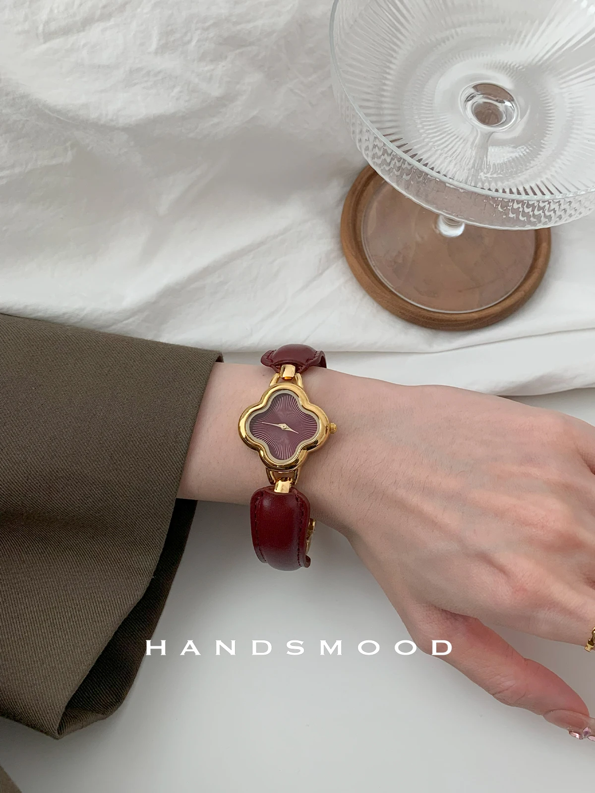 

High-end Selected Watches: Red Fashionable Trendy Bracelet Watch, Elegant and Sophisticated Women's Quartz Fashion Watch