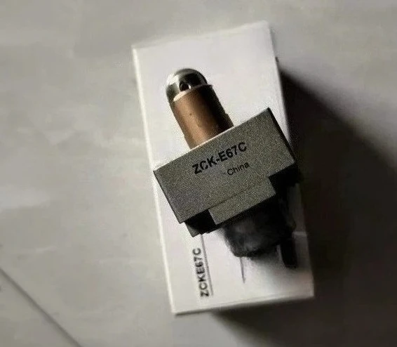 Brand New Original  ZCK-E67C ZCKE67 Limit Switch Head Steel Roller Plug Reinforced Type Fast Delivery