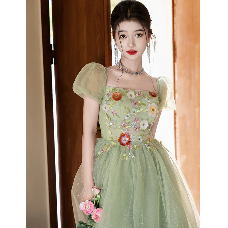 Nowa Damska Letnia Miętowa Sukienka Wieczorowa z Kwadratowym Dekoltem i Kwiatowym Haftem, Modna Leśna Lekka Luksusowa Sukienka na Występ dla Prowadzącej