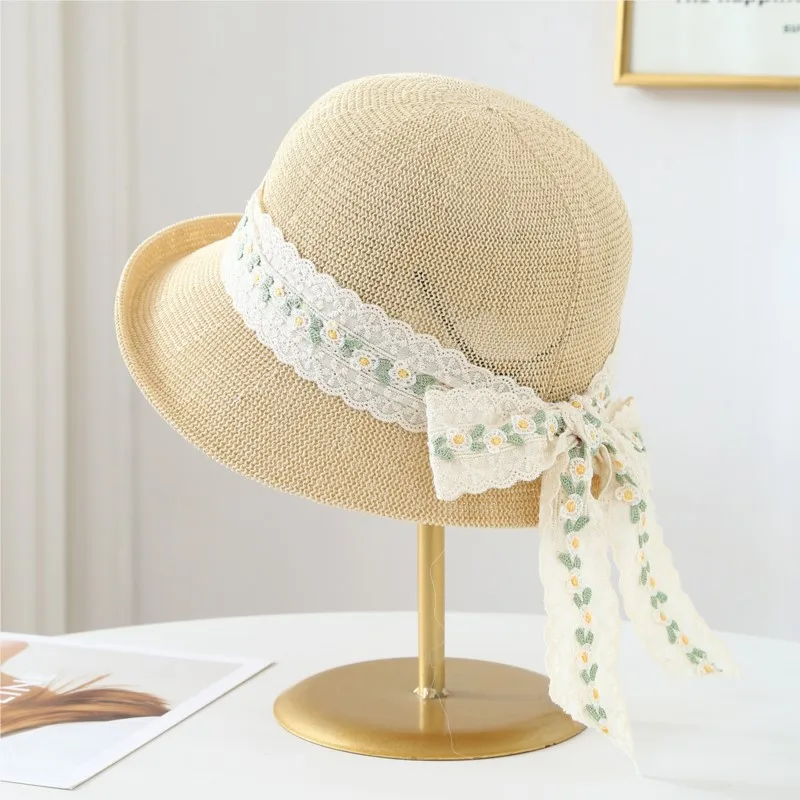 A flower-tied hat for women sun-protective that shows off one's face and small outing