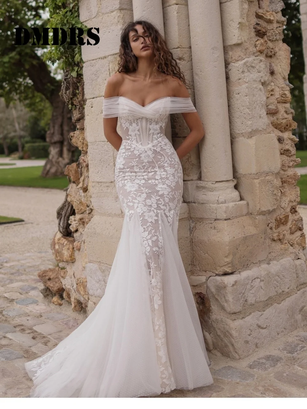 

Romantic Off-Shoulder Wedding Dresses Simple Appliqué Bridal Gowns Graceful Tulle Floor-Length Wedding Gowns Vestidos De Novia