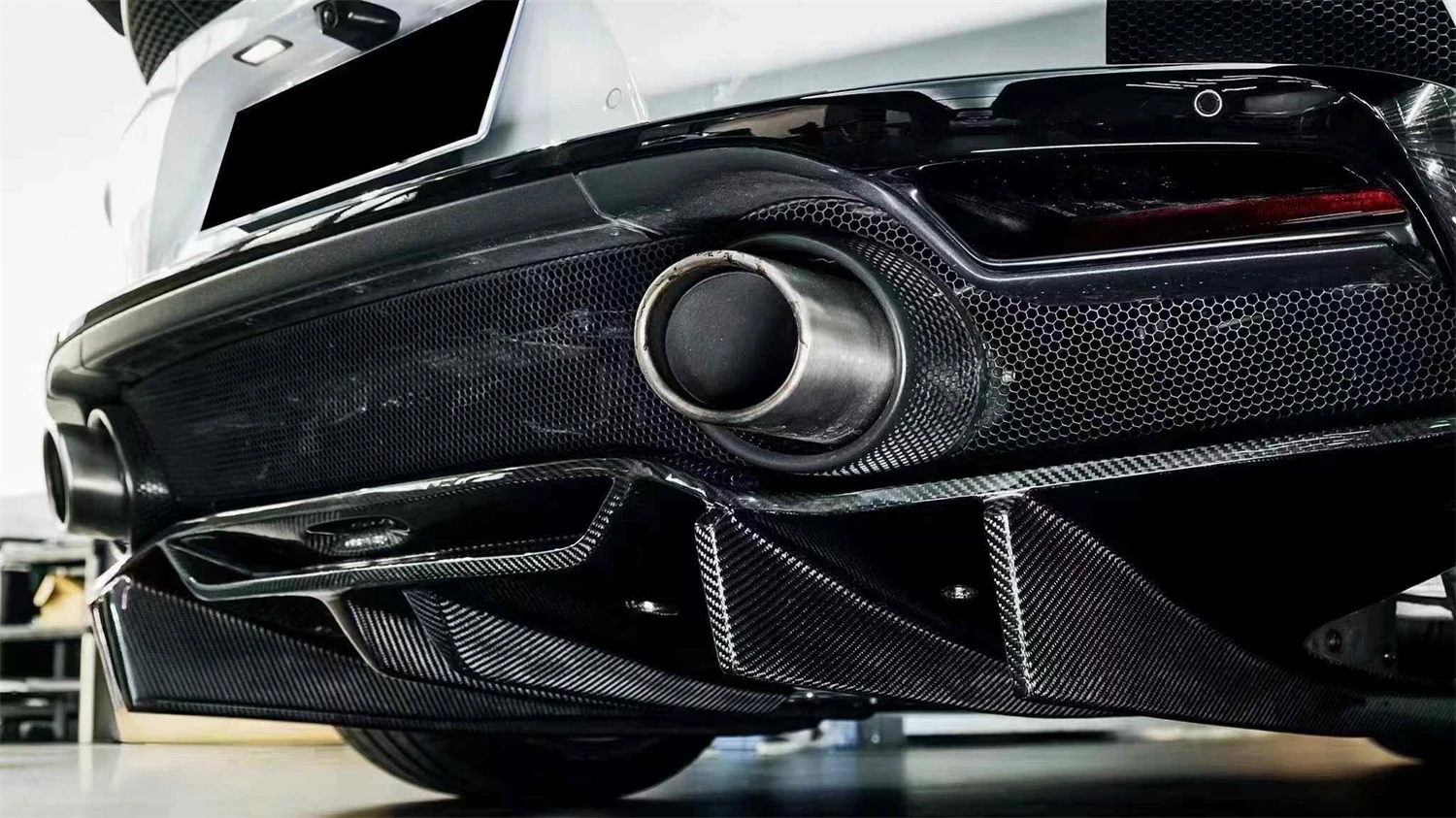 

Body Kit PRO Style Dry Carbon Fiber Rear Diffuser Rear Bumper Lip for McLaren GT Upgrade Dry Carbon Fiber Diffuser