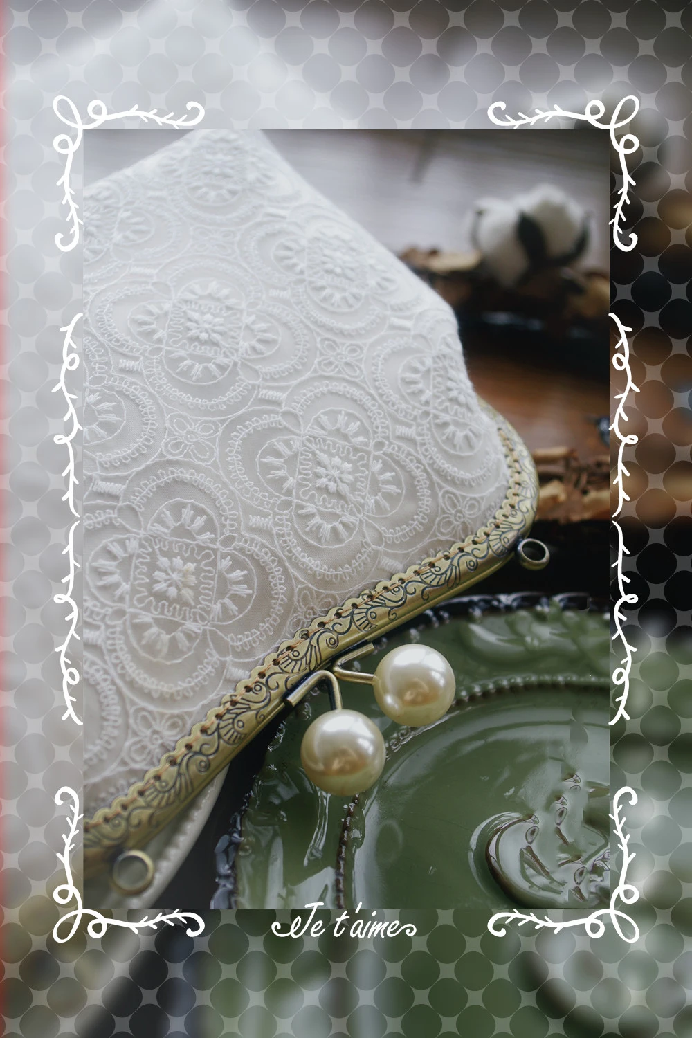 Lost in Vinatge White Lace Clasp Clutch Bag Snap Closure Metal Frame Pearl  Ball Kiss Lock  Bridal Clutch