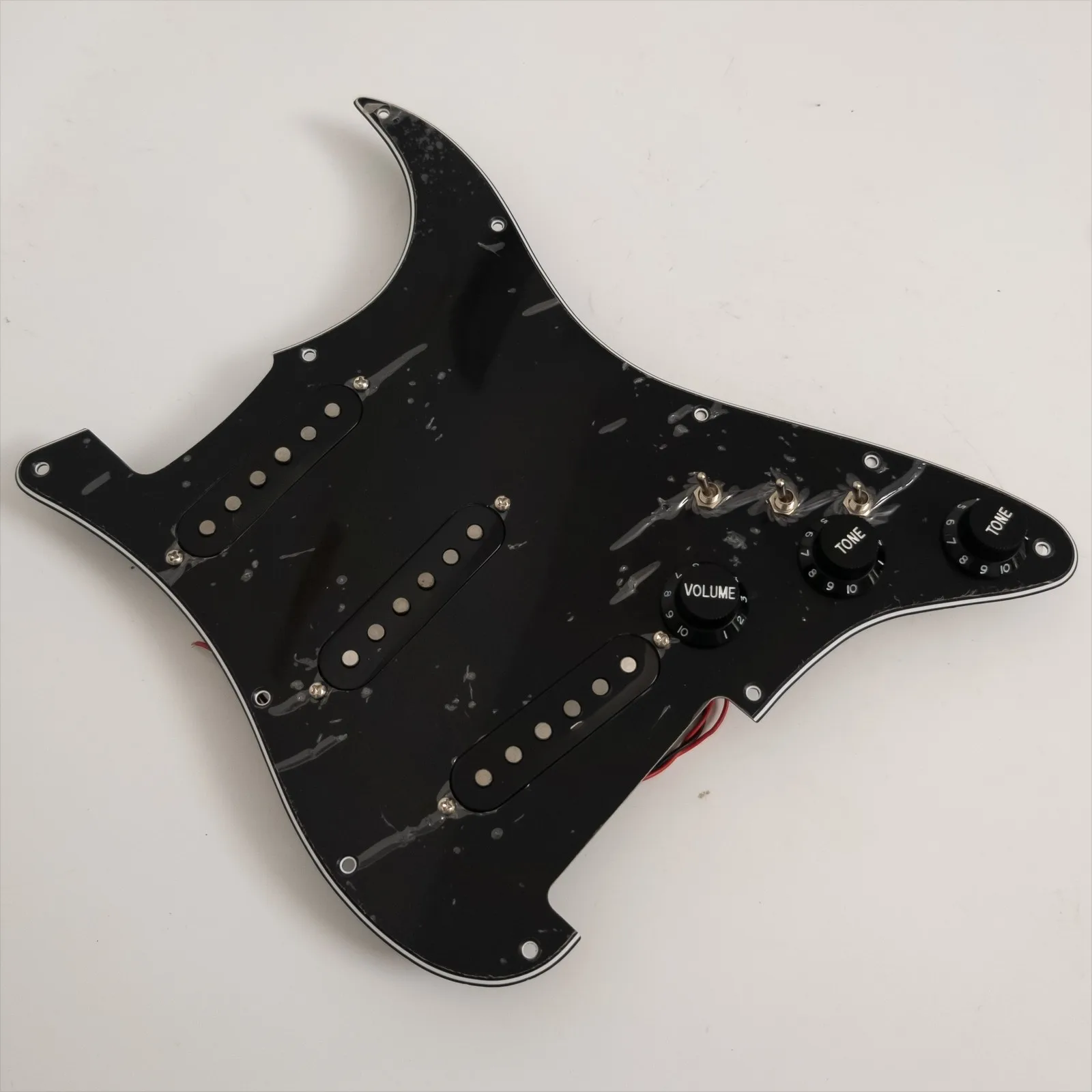 

SSS Drop-in Alnico V Loaded Strat Pickguard – Plug & Play for Fender Stratocaster