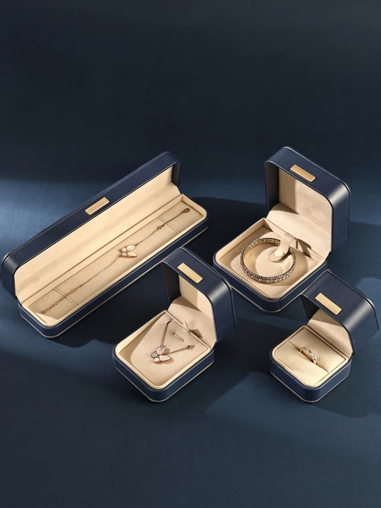 

Blue velvet jewelry box, elegant jewelry storage box, can store rings and other small jewelry, classic rectangular design