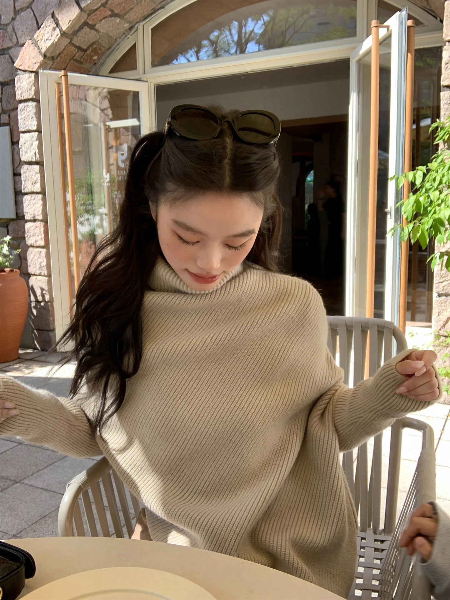 

Новая женская вязаная кофта с высоким воротником и драпировкой, свободного кроя, стройнящая фигуру, весна 2026. Модный женский топ.