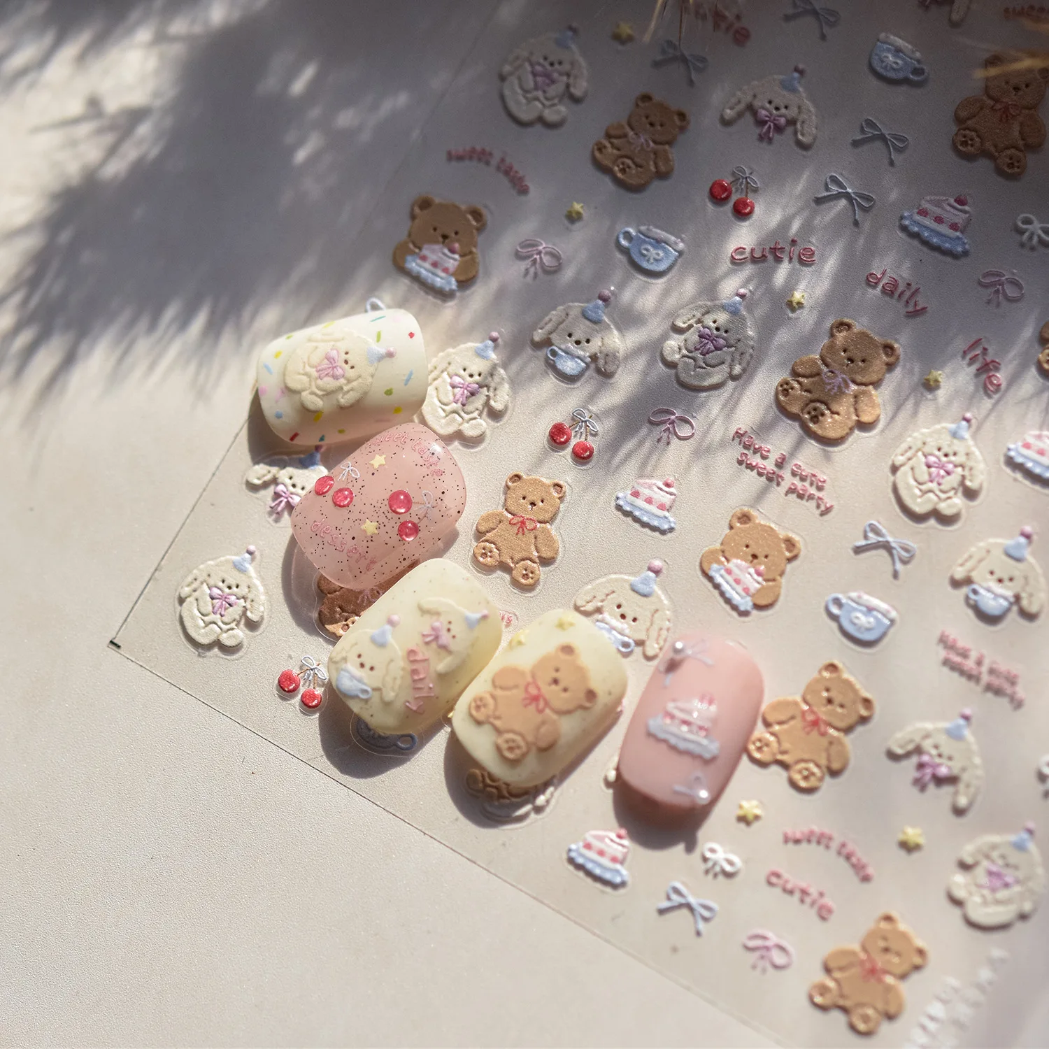 1 Stück 5D Niedlicher Grauer Kuchen-Teddybär mit Schleife Cartoon Nagelkunst-Aufkleber Selbstklebende Nageldekorationen DIY Geprägte Nagelaufkleber