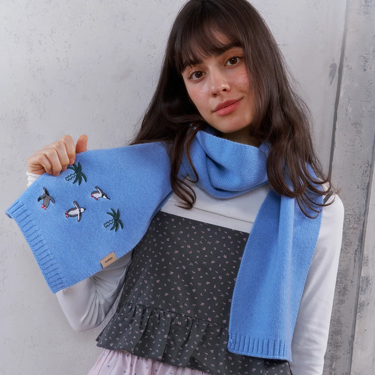 

2025Зимний новый однотонный синий мягкий липкий женский шарф с вышивкой пингвина, 100% чистая шерсть, утолщенный теплый вязаный шарф для пар