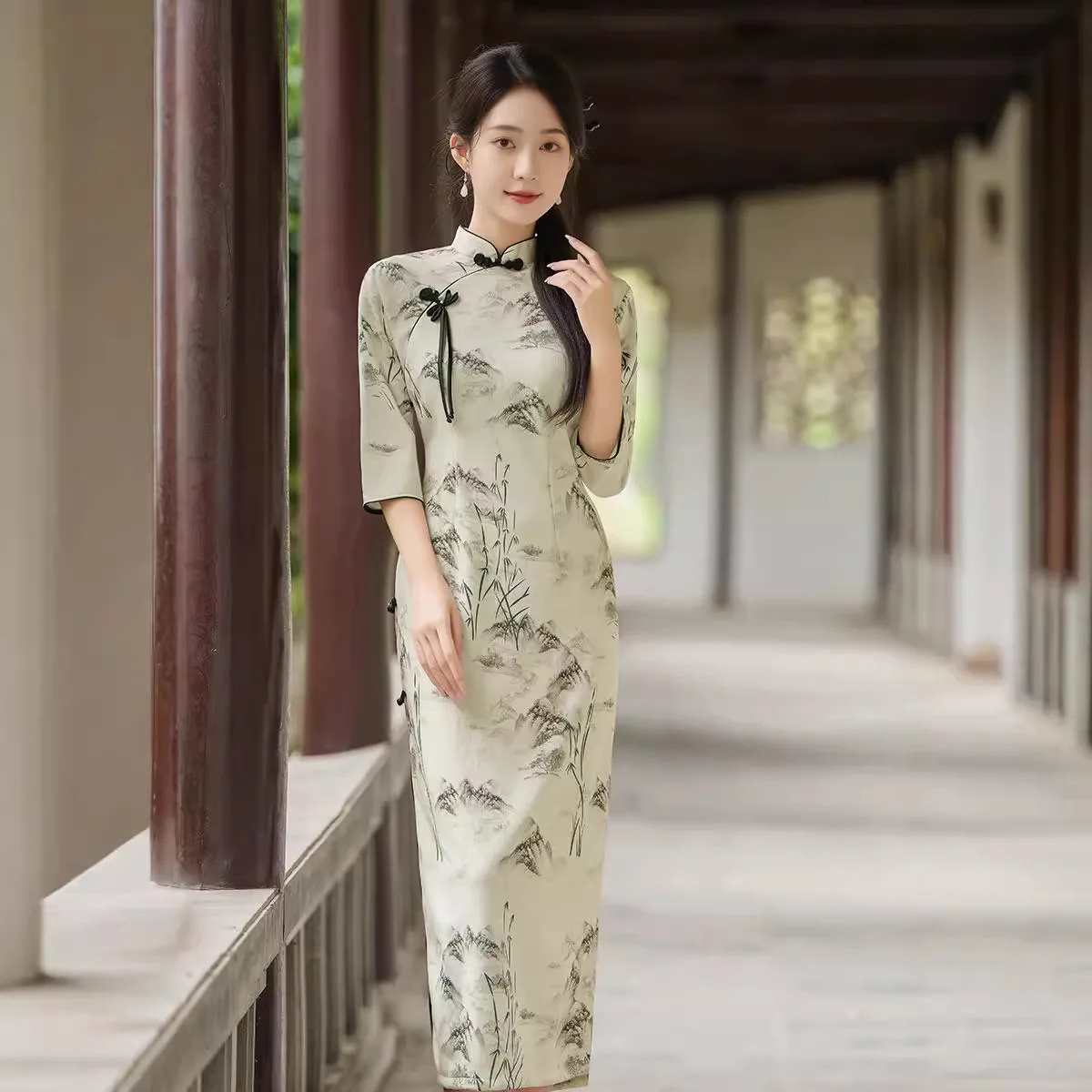 

Осенне-зимнее платье-ципао в китайском стиле из вельвета с узором «снежинка», с длинным рукавом три четверти, с китайской пейзажной живописью