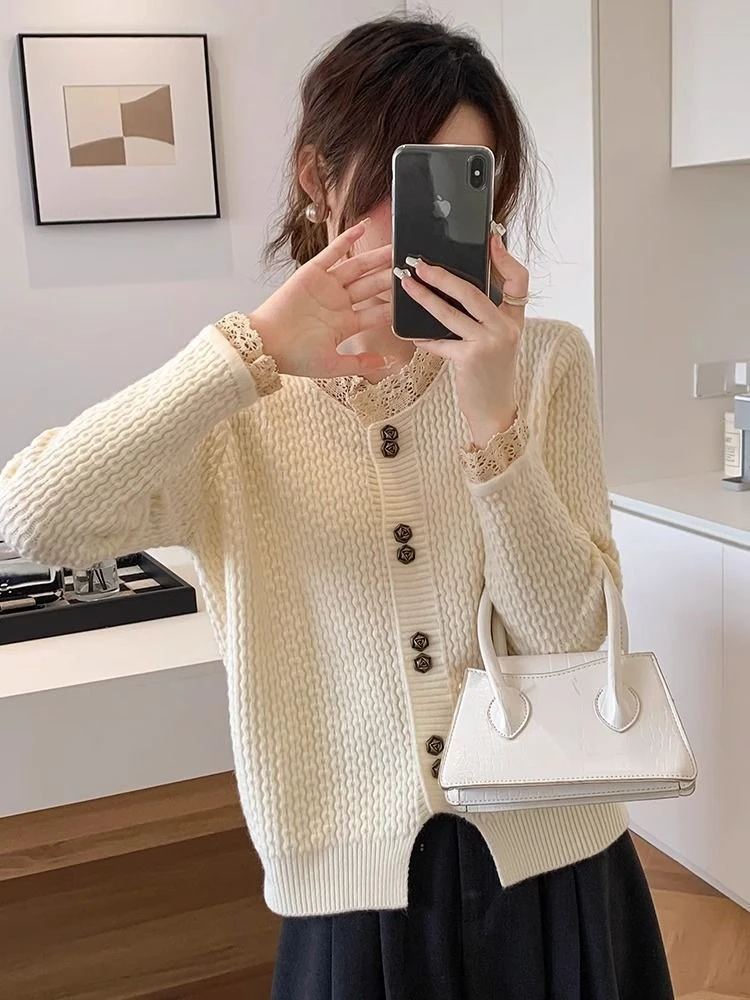 

Новинка 2023 года, весенне-осенний женский вязаный кардиган на пуговицах спереди, элегантный французский кружевной лоскутный свободный крой, однотонная теплая верхняя одежда