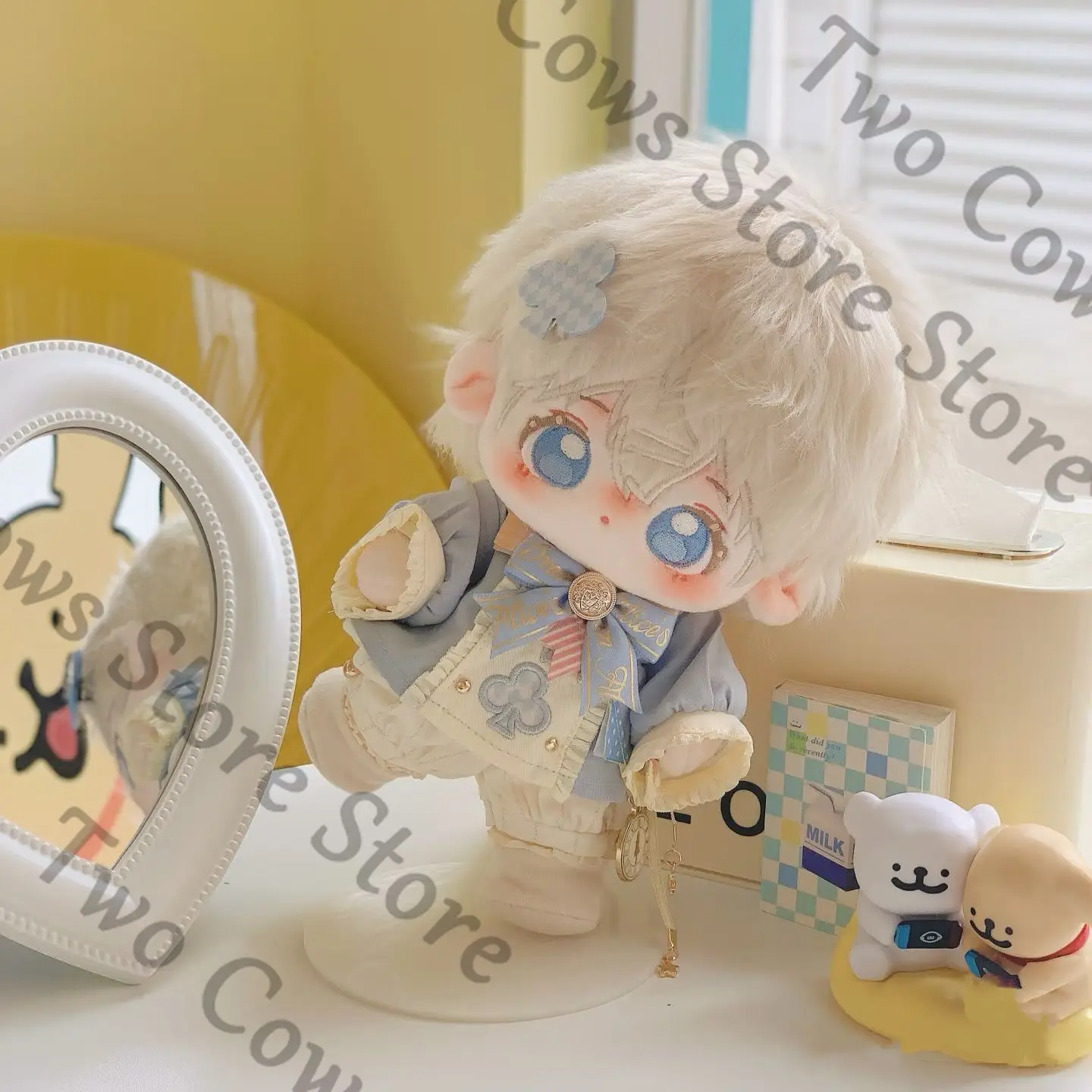 ชุดตุ๊กตาขนาด 20 ซม. สีพาสเทล น้ำเงิน ขาว สไตล์วินเทจ ประกอบด้วยหมวกเบเร่ต์ เสื้อจับจีบ กางเกงขาสั้นจีบ รองเท้าบูท และเครื่องประดับตกแต่ง