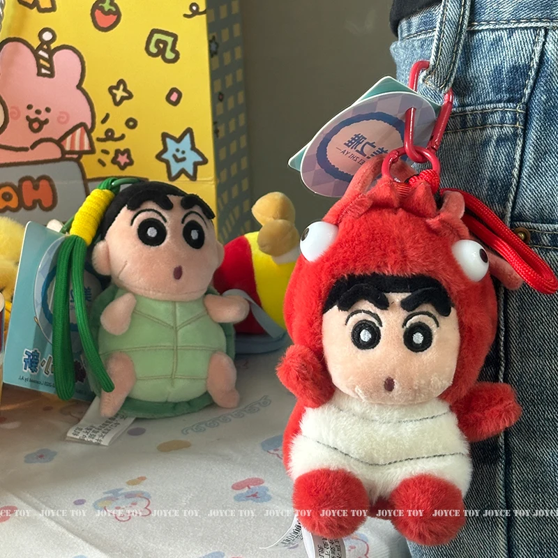 HQ con etiqueta Crayon Shin-chan Plushies lindo Anime relleno Shin Chan se convierte en Waniyama abeja tortuga muñeca mochila colgante regalos