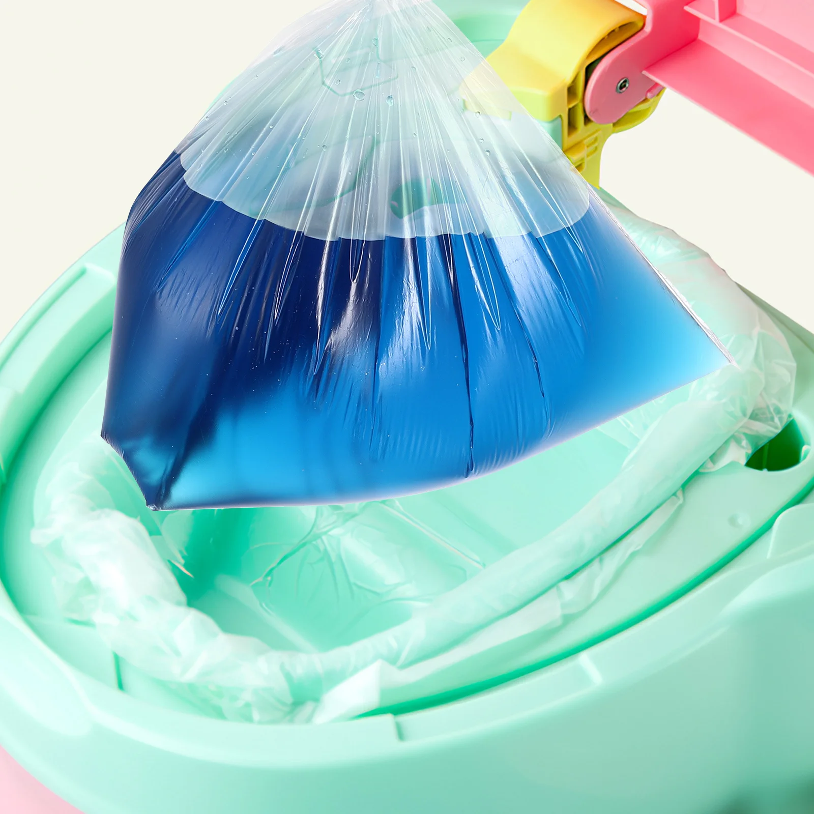 50 قطعة من بطانات المرحاض المحمولة للاستعمال مرة واحدة للأطفال الصغار سهلة التنظيف ولا حاجة للمسح مثالية للسفر والمنزل