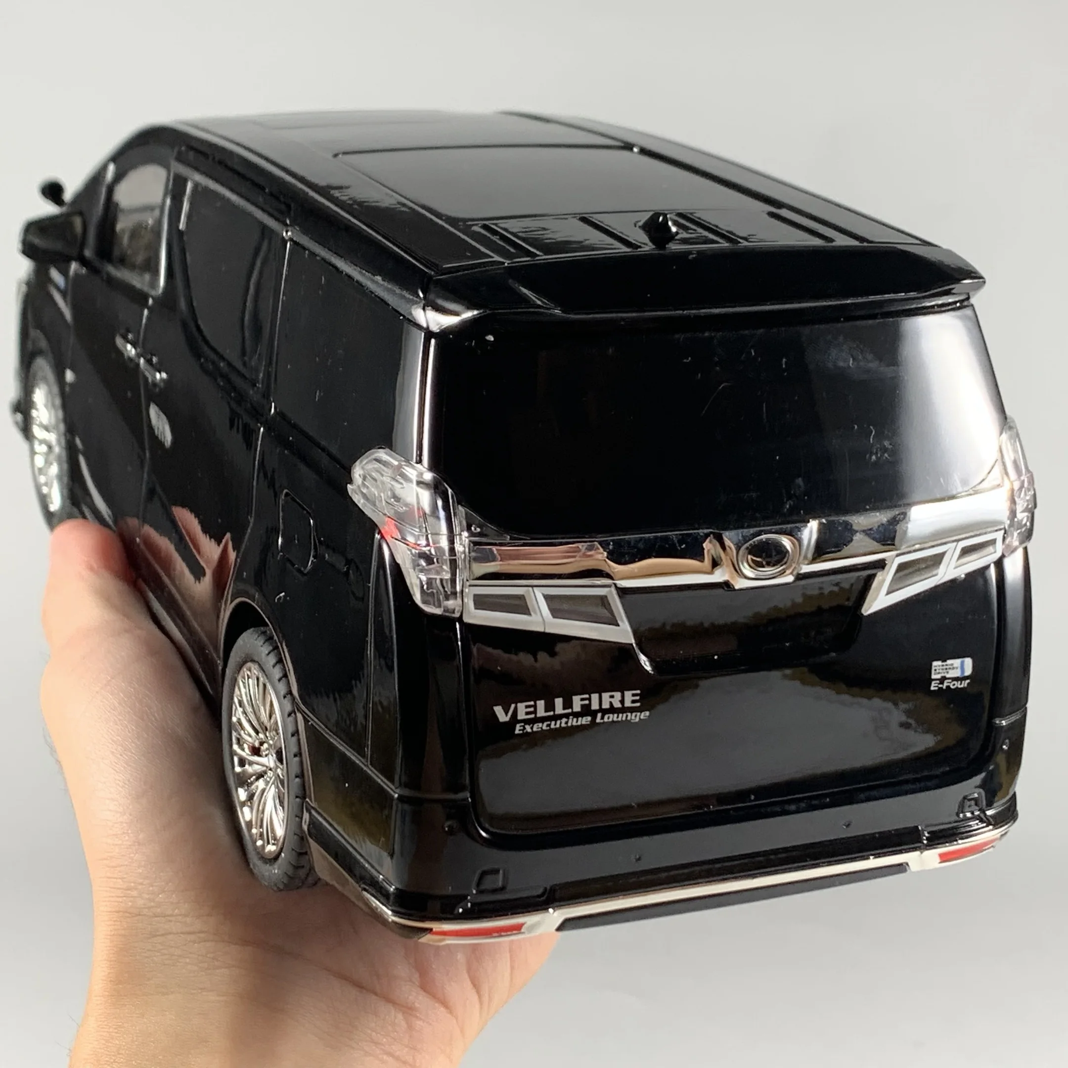 1:18 Toyota Vellfire Alphard LM300 MPV Alloy Metal Diecast Model