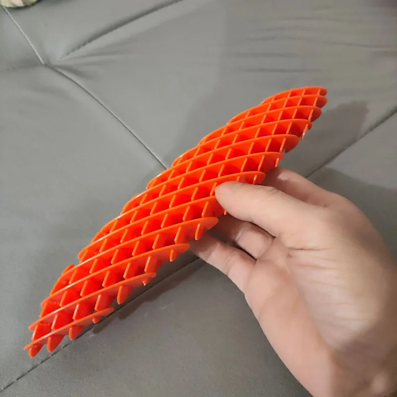 العب باستخدام الشبكة المرنة، والارتداد وتشويه الشظايا البلاستيكية، وتخفيف الضغط وتخفيف الضغط على لعبة الدودة