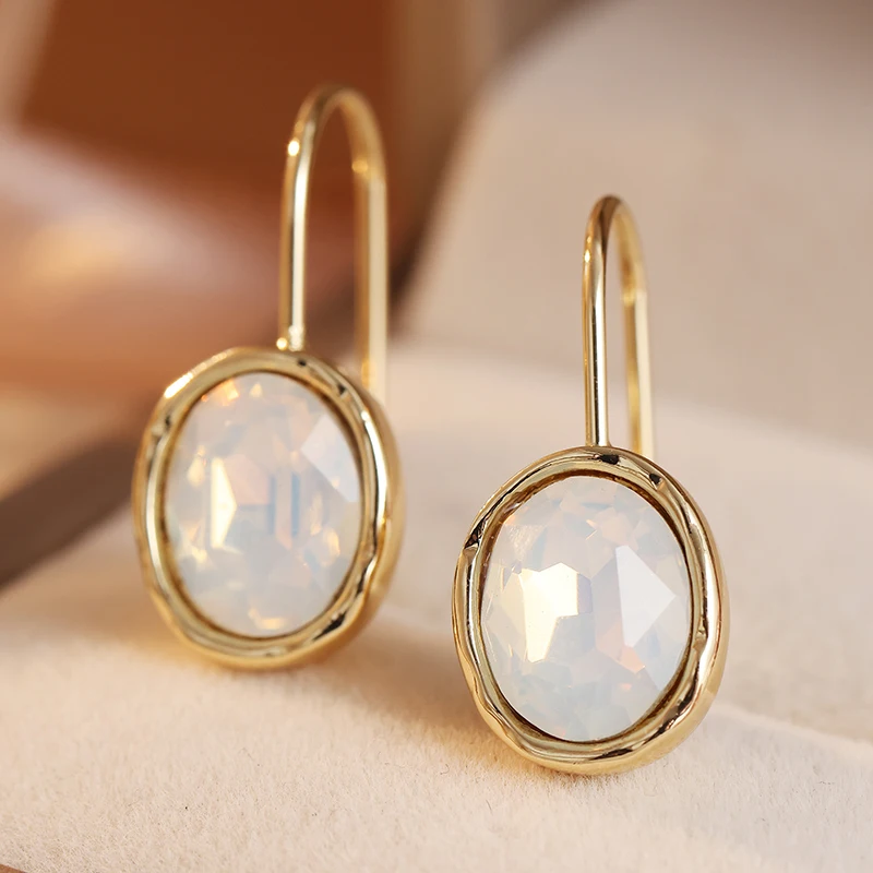 Klassische, mit weißen Steinen besetzte, baumelnde Damenohrringe, trendige goldene Farbe, geometrisch, für den täglichen Gebrauch, Partyschmuck, Jubiläumsgeschenk – Detail 5