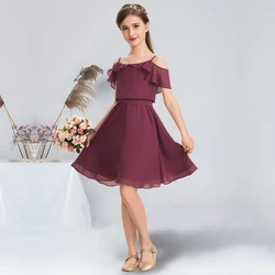 A-Linie, schulterfreies, knielanges Chiffon-Kleid für Junior-Brautjungfer mit Schleife, kaskadierenden Rüschen, Maulbeer-Blumenmädchenkleid für die Hochzeit