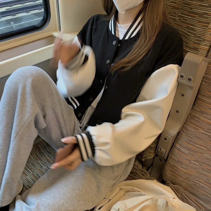 เสื้อแจ็คเก็ตเบสบอลสไตล์อเมริกันหวานๆ สำหรับผู้หญิง คอลเลคชั่นฤดูใบไม้ผลิ 2026 คอปกแบบเบสบอล แขนยาว สีขาว