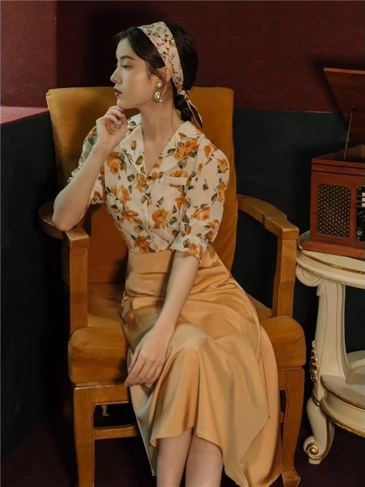 

Женский летний комплект 2026: рубашка с цветочным принтом и юбка с высокой талией, топ с коротким рукавом и миди-юбка А-силуэта, повседневный костюм для стройности