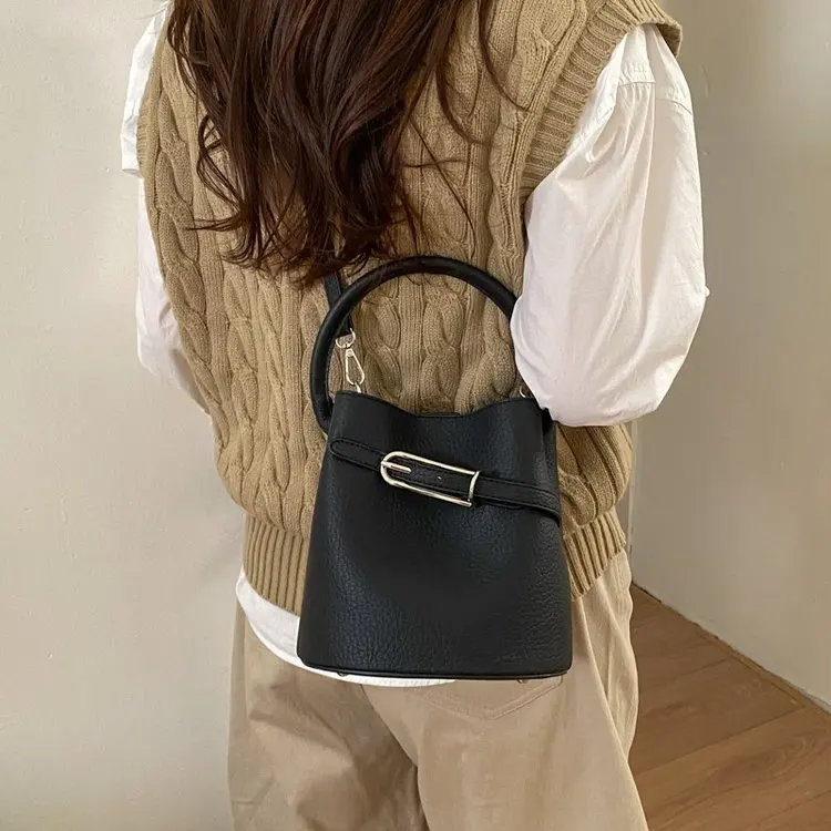 

2026 New Korean Style Women's Simple Shoulder Bag Niche Design Premium Crossbody Bag Casual Portable Bucket Bag