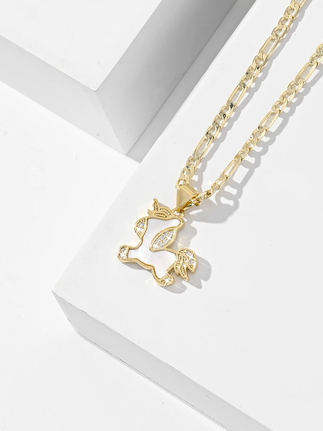 1 collar con colgante de pony galopante de concha natural, regalo de vacaciones de circonita con incrustaciones de cobre simple y moderno para hombres y mujeres
