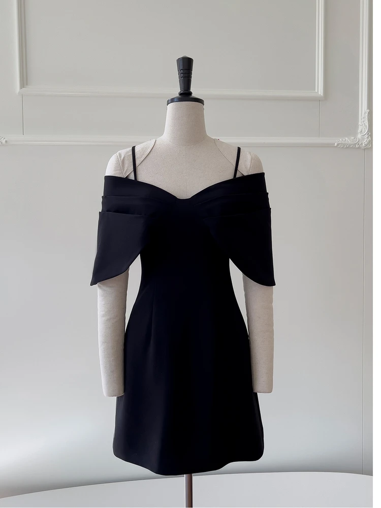 ภาษาฝรั่งเศสคํา Elegant Retro ชุดเดรสสั้นสีดํา V คอปิดไหล่เอวสูง Slim A-Line อารมณ์ Socialite Party Dress ผู้หญิงฤดูร้อน