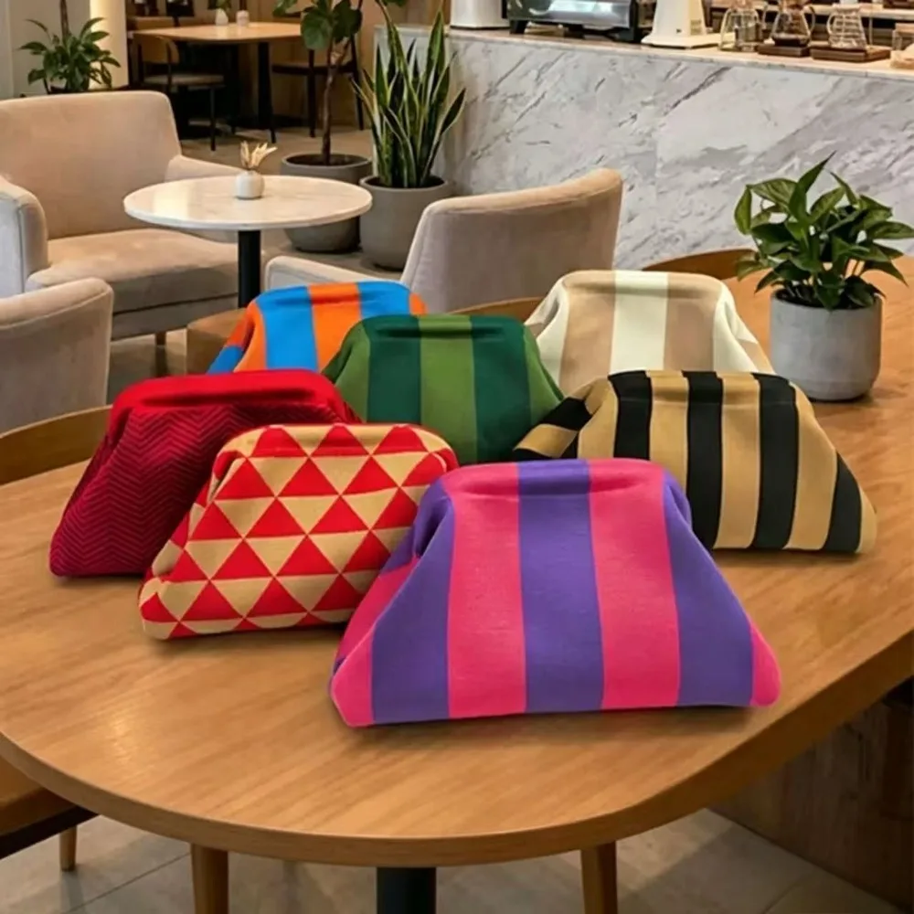 Image of Europäische und amerikanische trendige, heiß begehrte Damen-Kosmetiktasche mit Streifenmuster, Stricktasche, Mädchen-Strandtasche im Wolken-Design