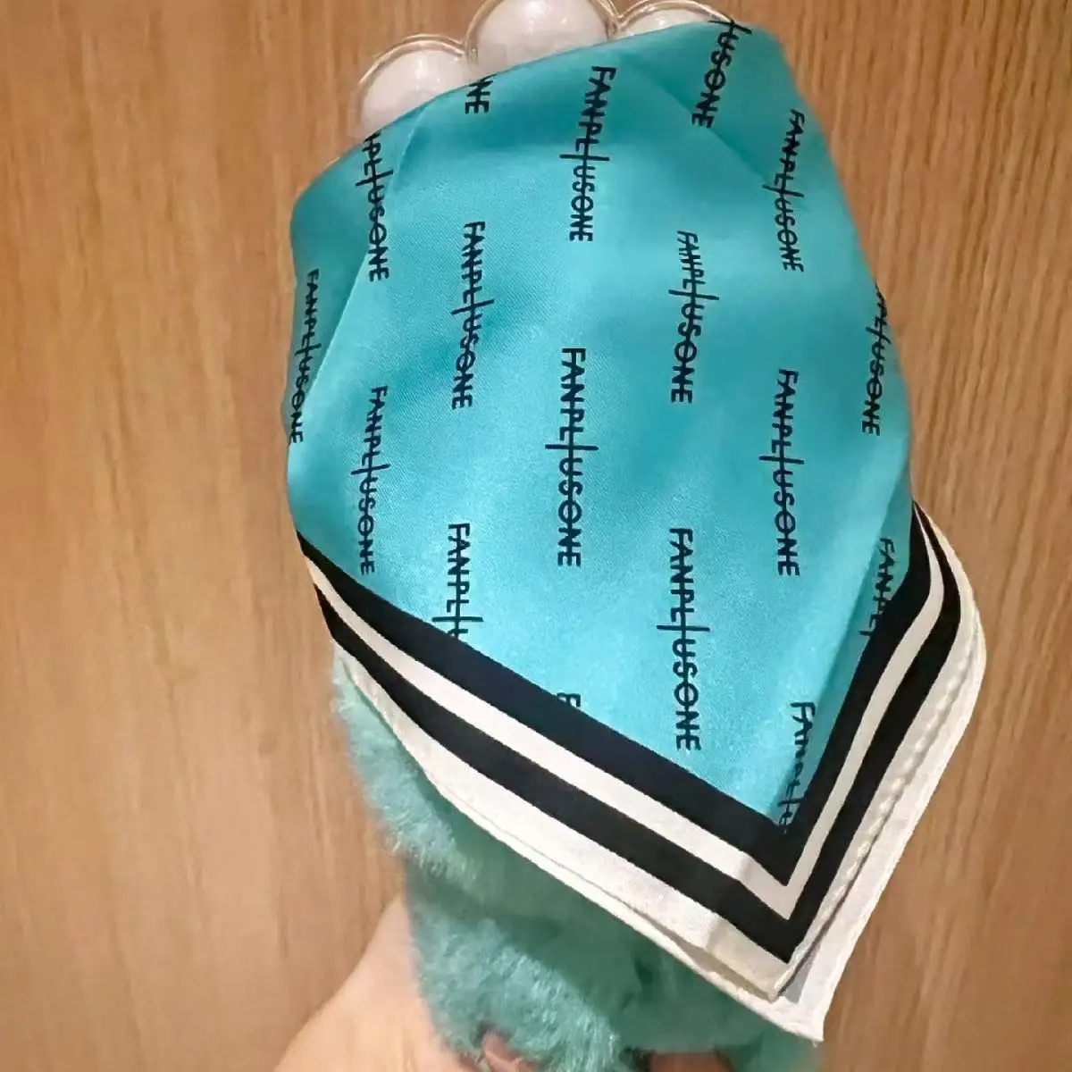 KPOP المعبود الصبي G-DRAGON نفس النمط الأوشحة Gaoyang الحفل منشفة مربعة الأوشحة طوي الحجاب الأجهزة الطرفية المشجعين الهدايا