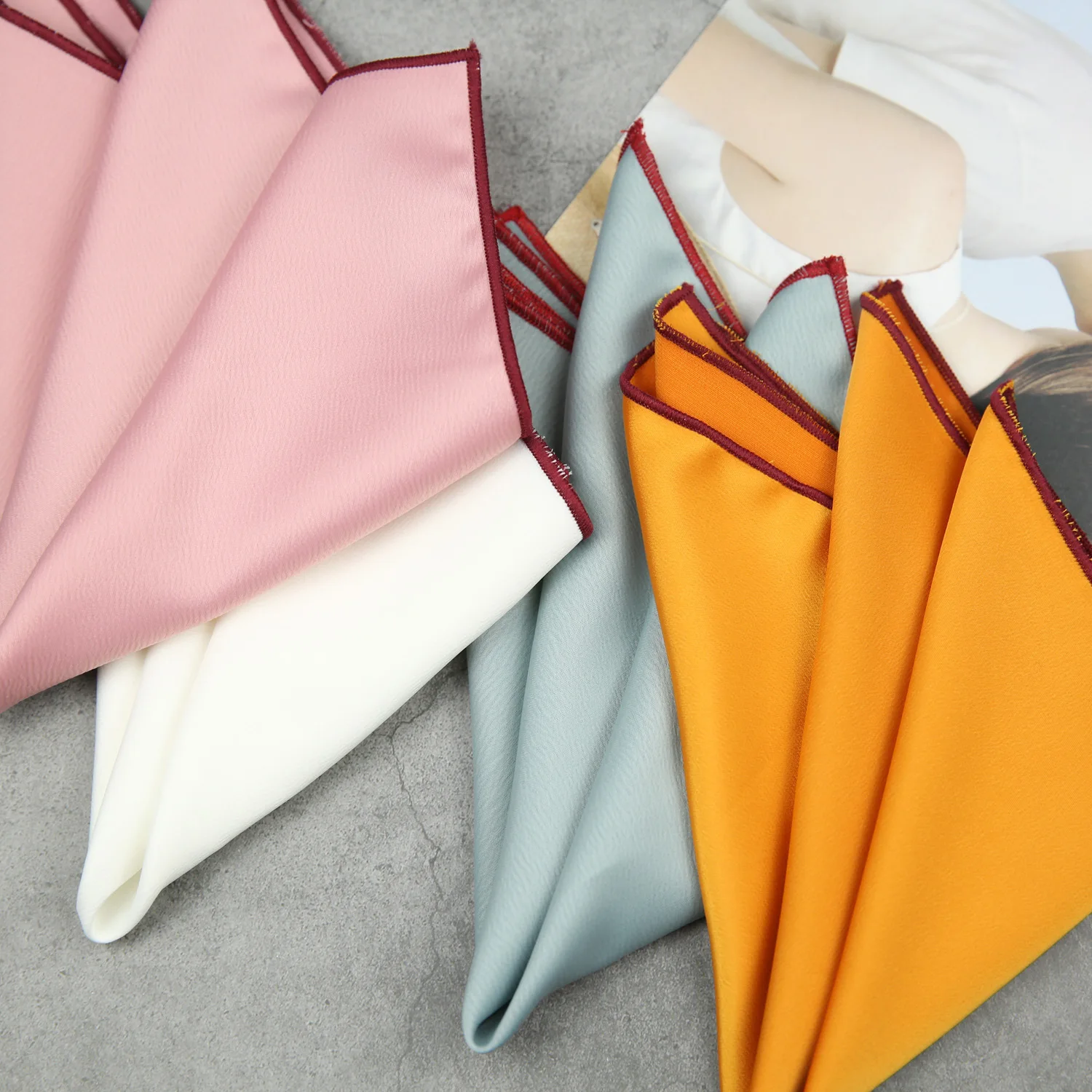 27 سنتيمتر بدلة رجالية الموضة بلون جيب مربع رمادي أحمر أبيض منديل مقلد الحرير منشفة ناعمة الصدر اكسسوارات المنديل