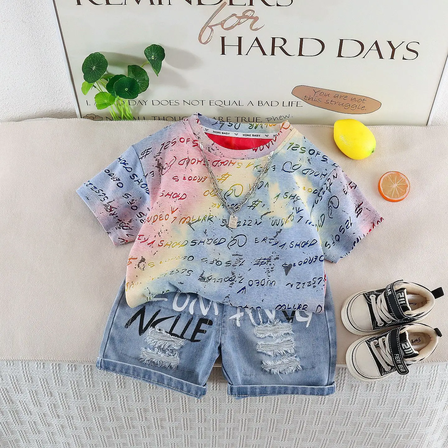Kids 2PCS Graffiti Print Short Sleeve T-Shirt & Ripped Denim Shorts Set, Streetwear Summer Outfit for Daily, Party & Vacation