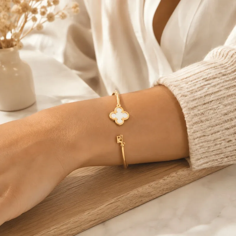 CHHC Women Clover Open Cuff Bangle Alloy Inlaid Shell Key Charm Design Adjustable Wrist Fashion Costume Jewelry