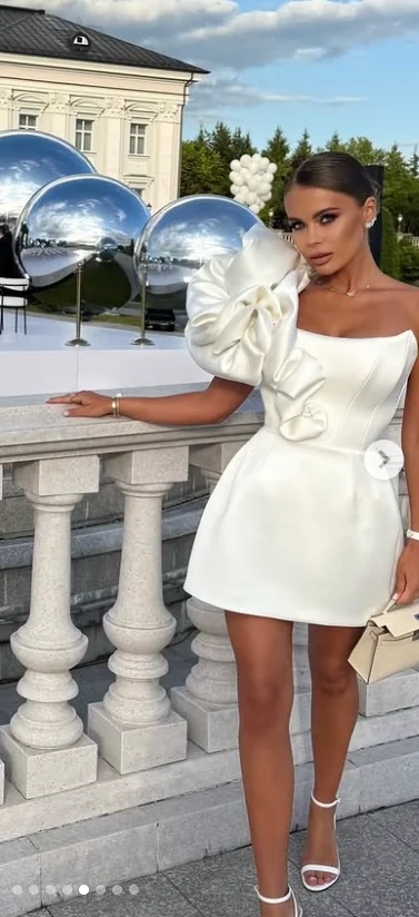 فستان حفلة موسيقية قصير أنيق من الساتان مكشكش بطبقات رداء حفلات على شكل حرف A تصميم جديد فساتين حفلة موسيقية صغيرة بدون ظهر بدون أكتاف