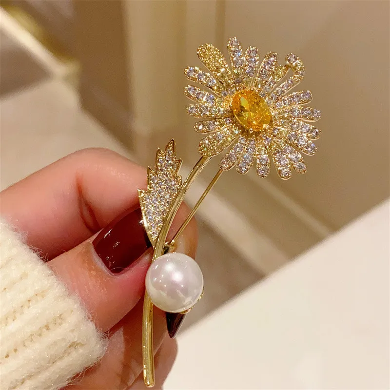 CC Exquisite Brooch Sweater Pins Sunflower Shape Imitation Pearl Shining Zirconia Suit Pin Beautiful Sweater Buckle Gifts B206