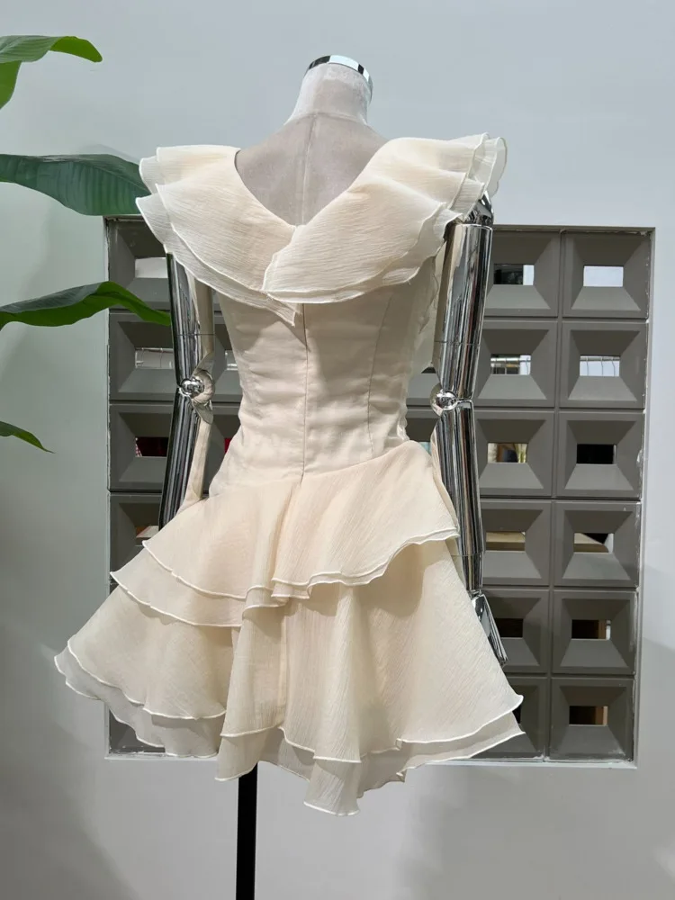 DFDG 2025 Vestido curto feminino elegante com decote em V sem mangas assimétrico em camadas com babados e cintura cinching design para primavera verão