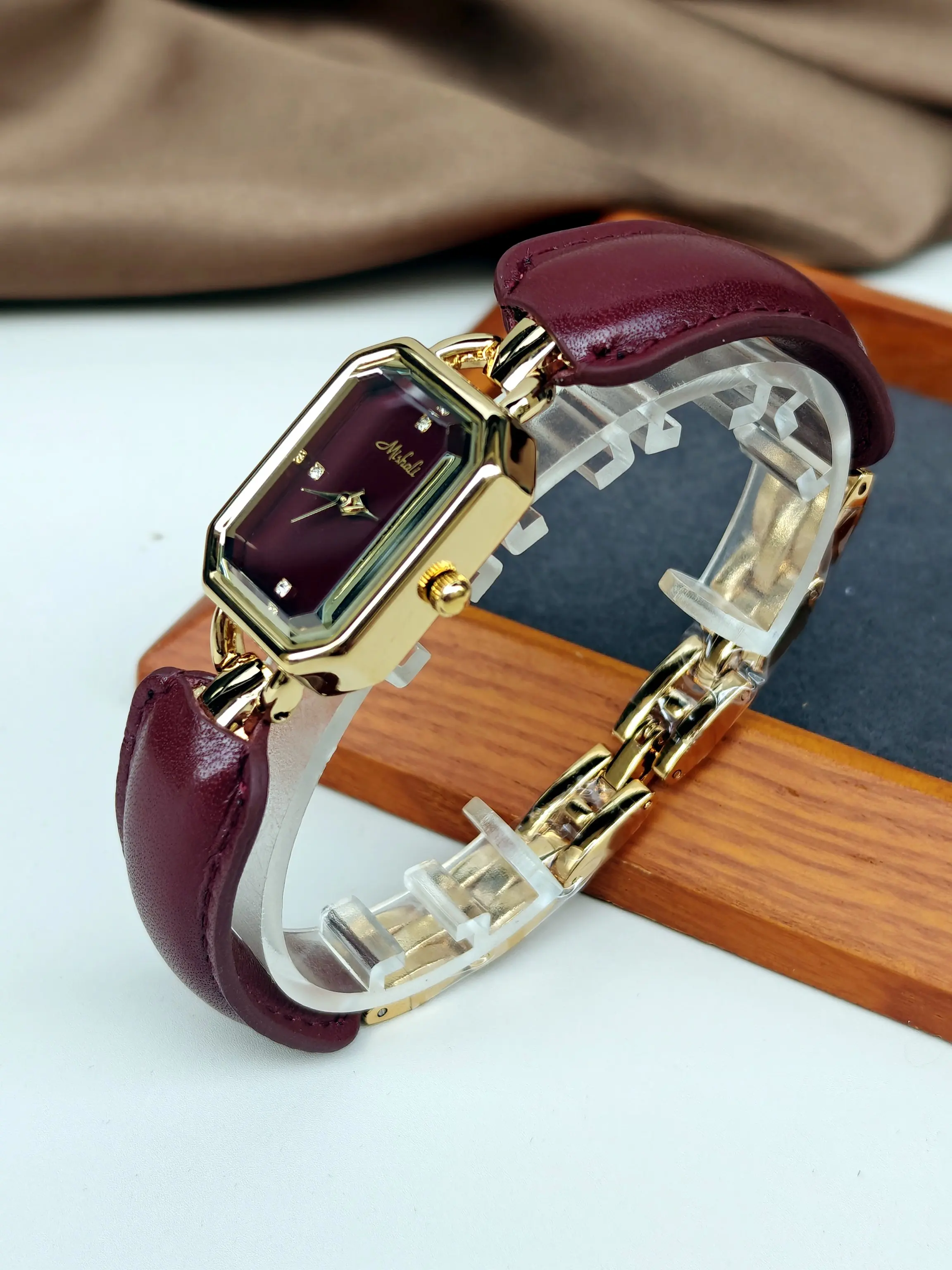 New Red French Style Chain Bracelet Watch For Women, Quartz Movement, High-Quality Timepiece, Creative Gift For Women.