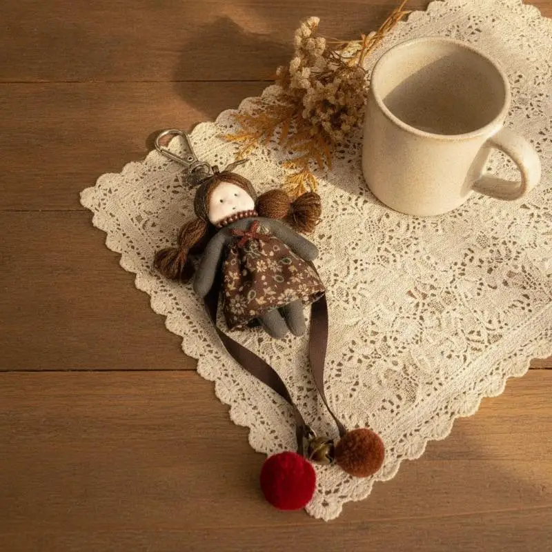 Niedlicher Schlüsselanhänger mit langhaariger Puppe, flauschigem Pompon und Blumenkleid-Anhänger für Teenager-Mädchen, Rucksack- und Handtaschen-Accessoire – Detail 5