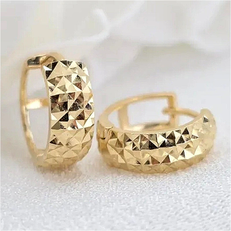 Modische klassische goldbeschichtete breite Creolen mit geprägtem Design – Elegante Damen-Ohrringe für Bankett und Hochzeit, Schmuck-Accessoires