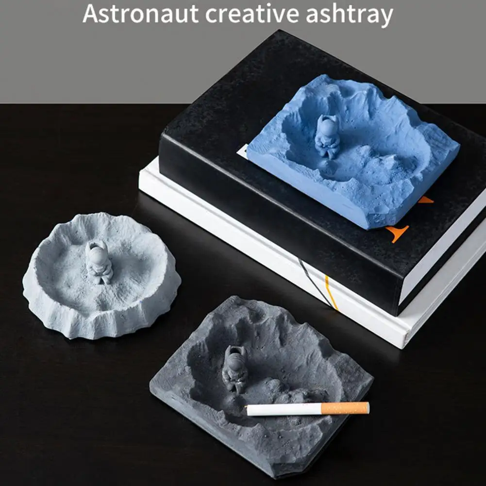 Funny Ash Container Textured Decorative  Ash Tray Imitated Moon Astronaut Ashtray Holder   for Party  Ashtray Holder