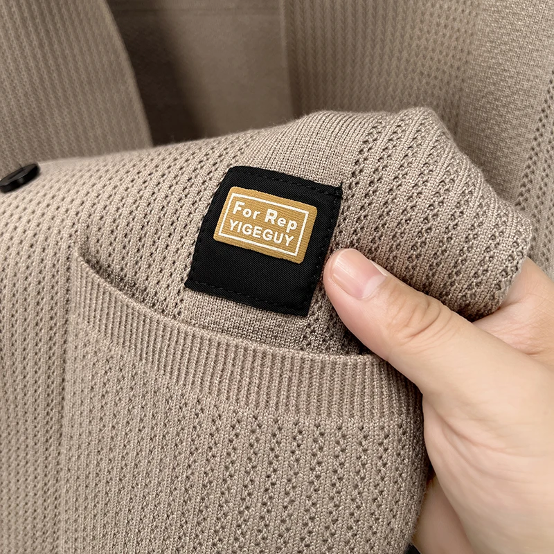 أزياء العلامة التجارية إلكتروني تنقش سترة متماسكة الرجال عالية الجودة جيب بسيط عارضة الراحة الاتجاه الجديد زر التلبيب سترة معطف