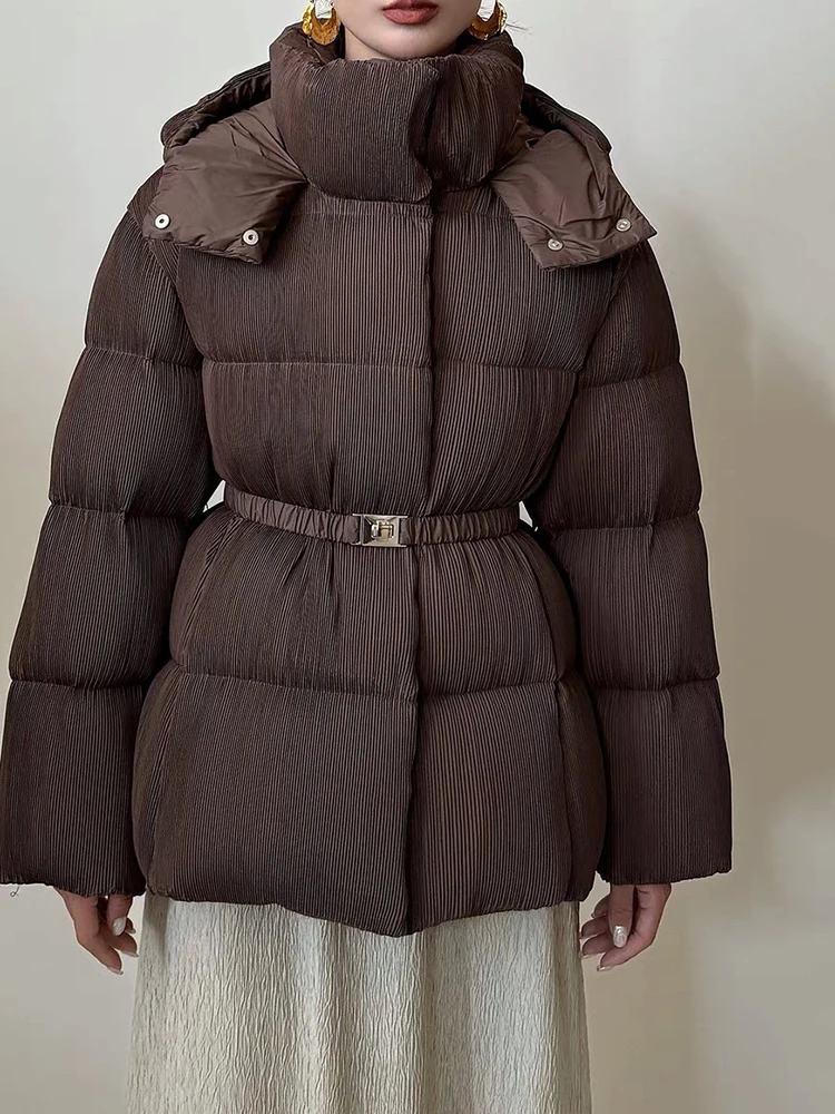 High-quality women's hooded down jacket—warm, short, fitted, and waist-cinching—featuring 90% white duck down (Winter 2026).