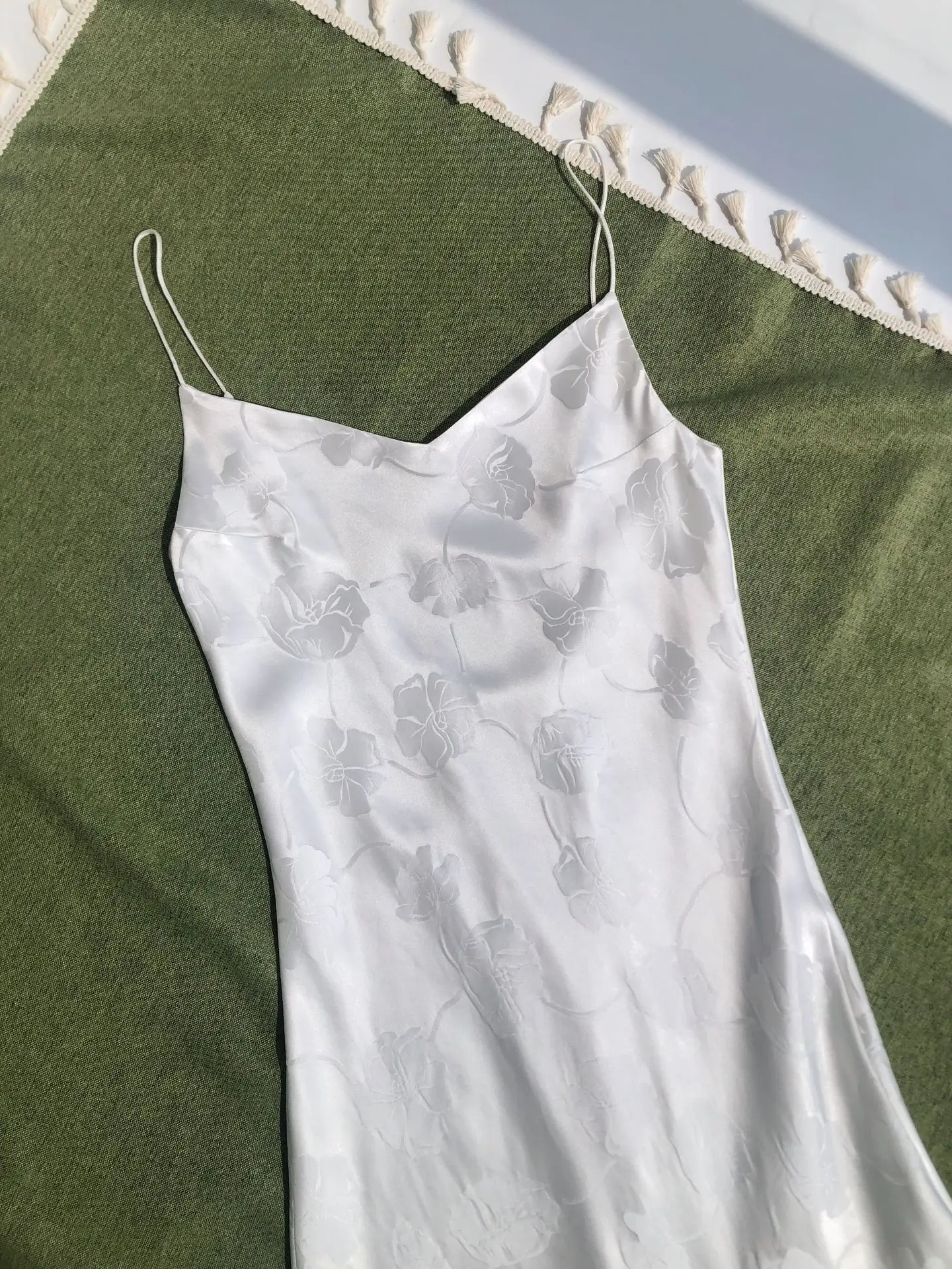 ผู้หญิงดอกไม้ Jacquard สลิง Robe Backless V คอแขนกุดเอวสูง Elegant Slim 100% ผ้าไหม Maxi ชุด