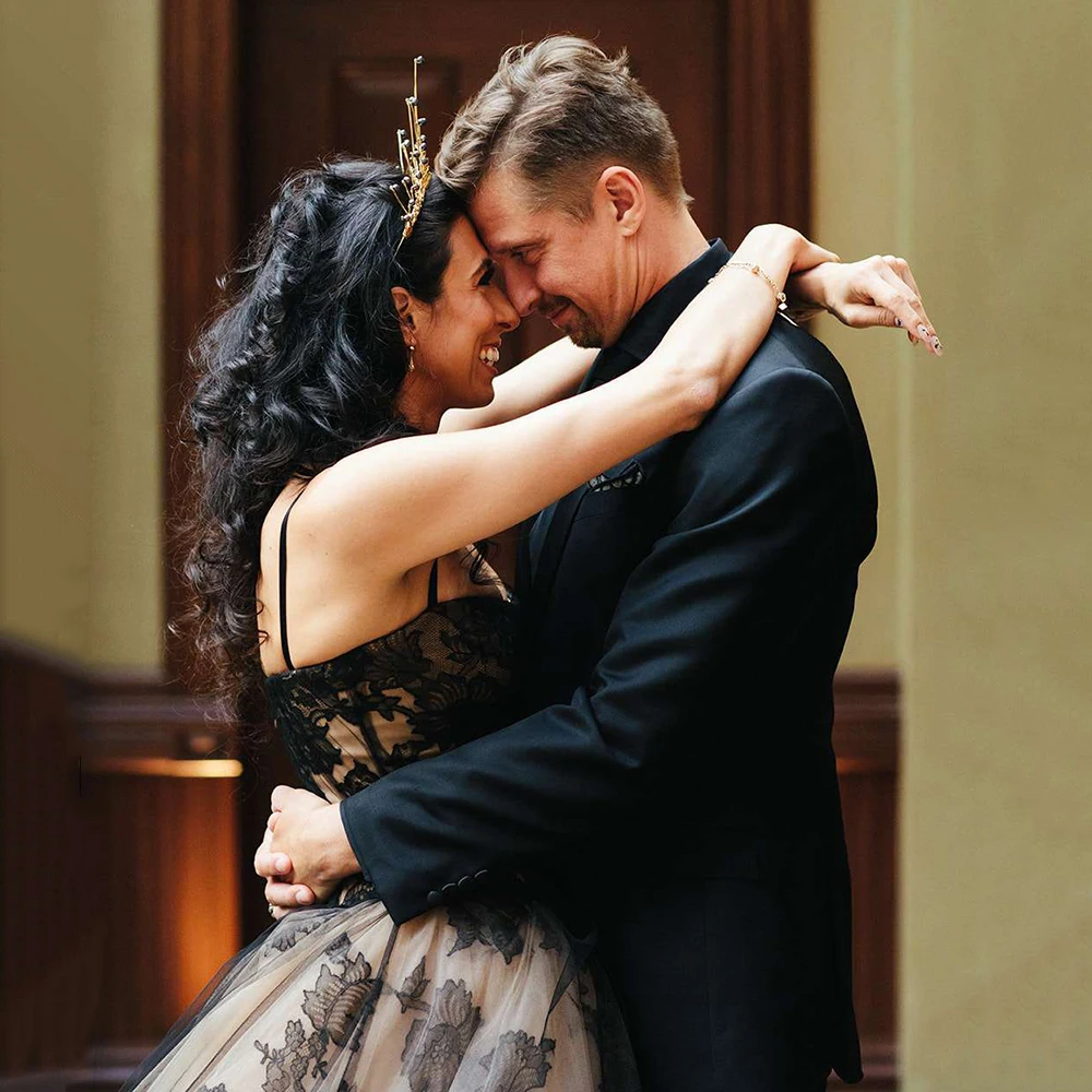 Robe de Mariée Gothique en Dentelle à Bretelles Spaghetti, en Tulle Noir sur Mesure, avec des Appliques Florales, pour Halloween, pour les Patients