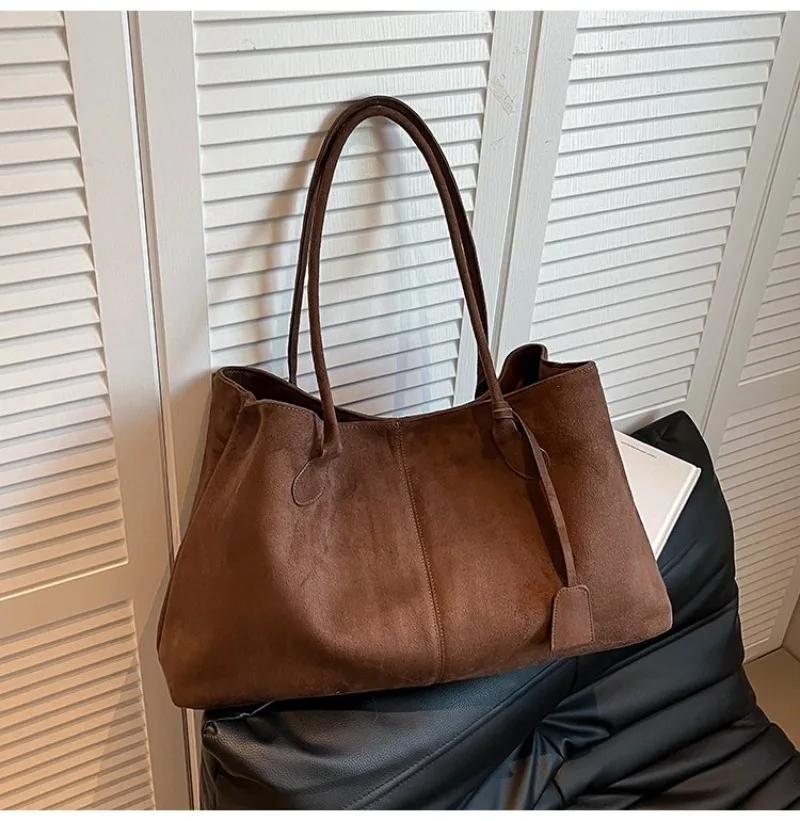 Damen-Schultertasche aus braunem Kunstwildleder, Lässiger Minimalistischer Stil für Tägliche Aufgaben, Wochenendausflüge & Alltägliche Arbeitshandtasche – Detail 8