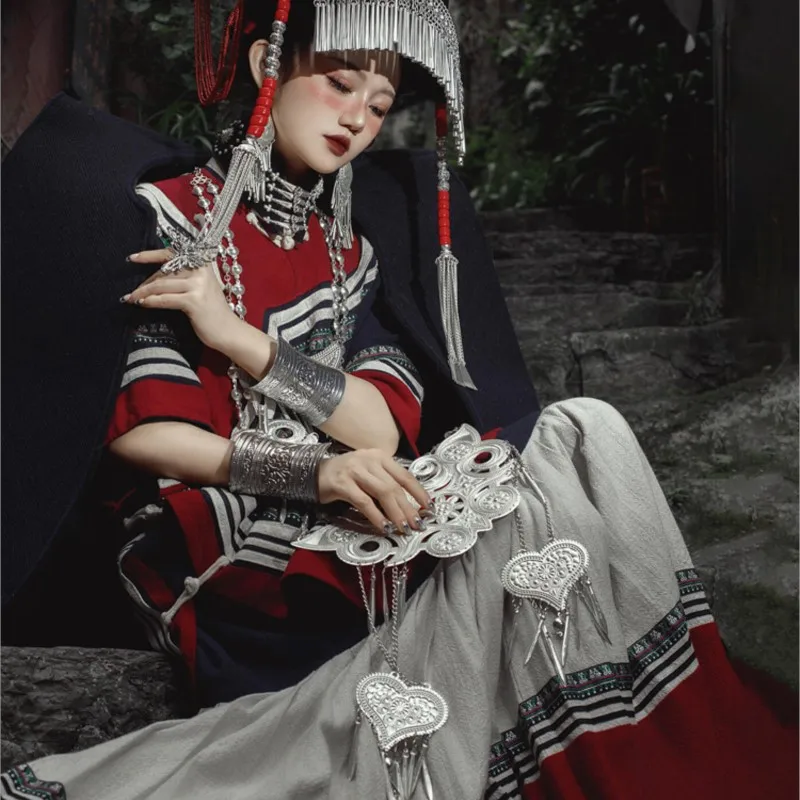 Roupas bordadas de algodão e linho resistentes para shows em uma grande versão de fantasia com fotografia de viagens em estilo étnico