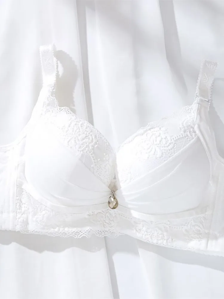 Gather up women's bras and bras without steel rings to prevent them from losing weight, making them comfortable and pure