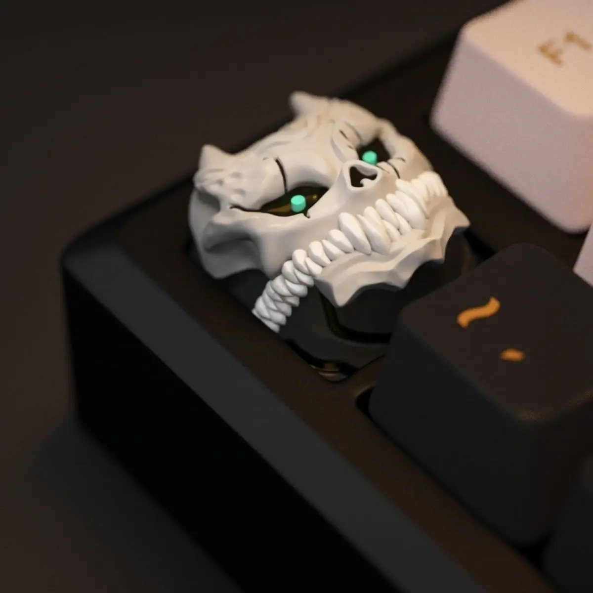 Anime Monster Character Keycap, No. 8, Universal Cross-Axis Esc Personalized Key, Anime Merchandise, Computer Accessories, Keyboard Decoration, Holiday Gift