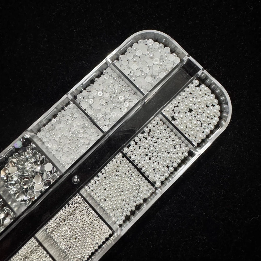12-Gitter-Mix-Set mit Mini-Nagelperlen und Strasssteinen, 3D-Luxus-Silber-Kaviar-Mikroperlen & klaren Edelsteinen & Perlen-Nagelcharms, DIY-Schmuckteile – Detail 4