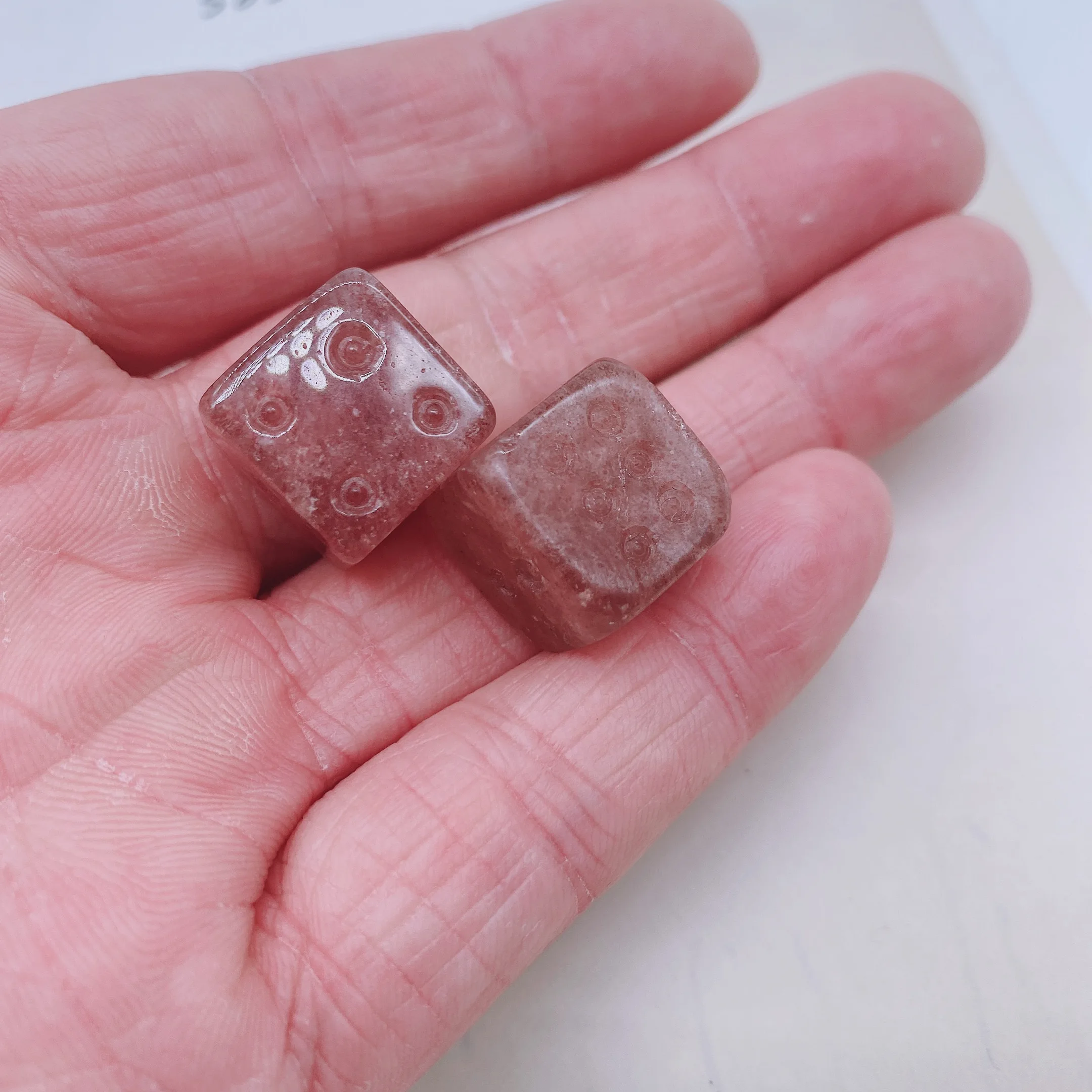 2pcs Natural Strawberry Dice Energy Reiki Gemstone Cube Palm Carving Decoration Crystal Quartz Healing High Quality For Gift