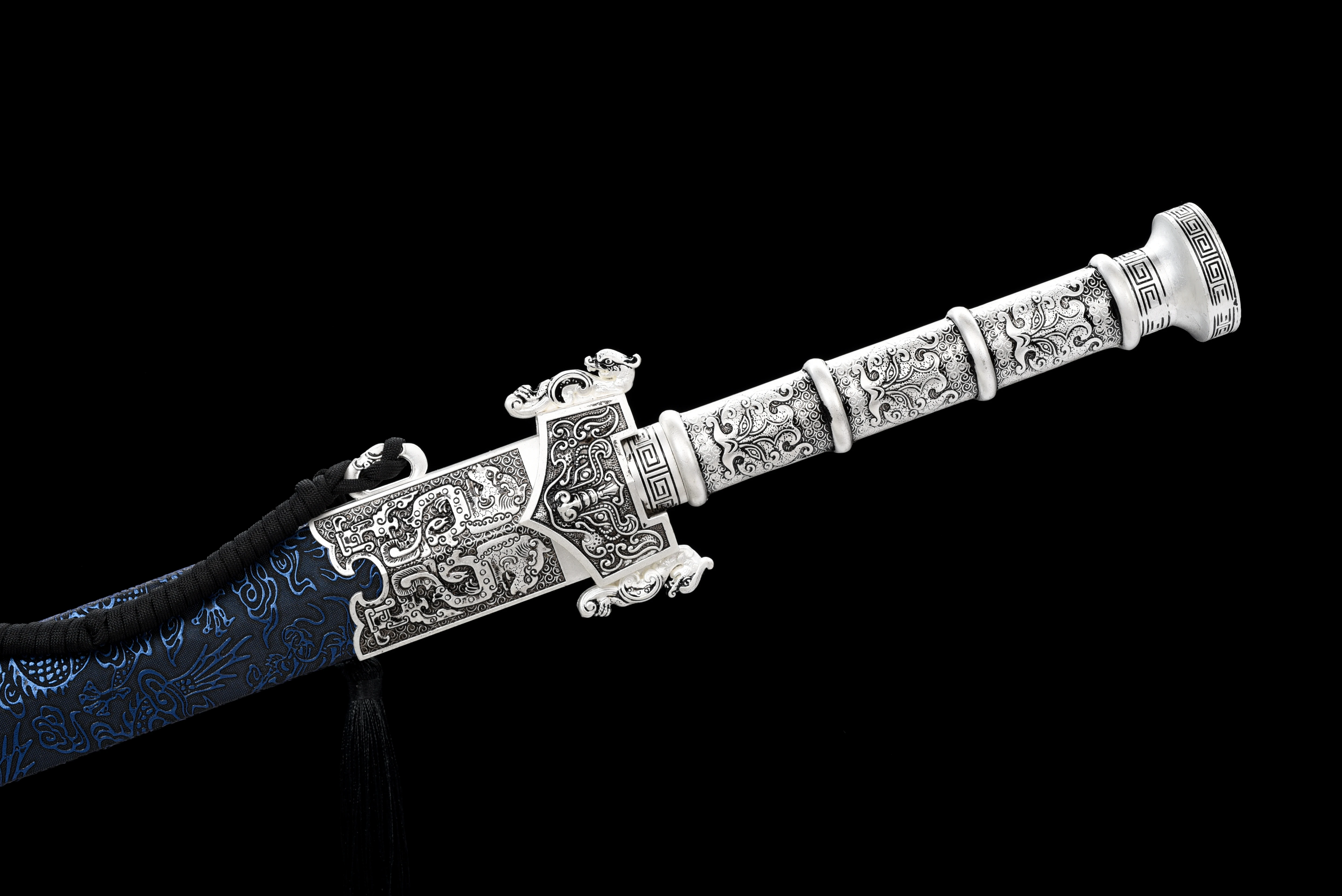 Medieval silver Templar knight sword cosplay: European Crusaders' sword-wielding warriors ready for battle, katana ninja samurai
